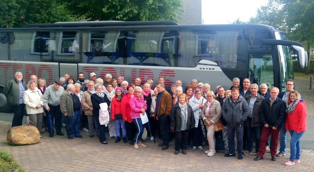 Die Herrhäuser Gruppe vor dem DGH Herrhausen, Foto: Polenz